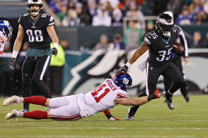 PHILADELPHIA, PENNSYLVANIA - JANUARY 08: Micah McFadden #41 of the New York Giants attempts to tackle Boston Scott #35 of the Philadelphia Eagles during the second quarter at Lincoln Financial Field on January 08, 2023 in Philadelphia, Pennsylvania. (Photo by Tim Nwachukwu/Getty Images)