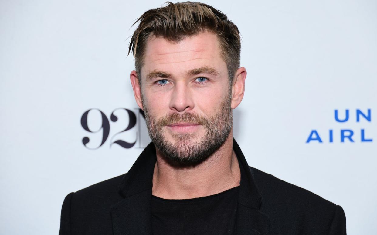 Schauspieler Chris Hemsworth möchte zukünftig kürzertreten und sich Zeit für seine Familie nehmen. Grund dafür sind die Ergebnisse von Gesundheitstests, die er sich im Rahmen seiner Dokumentation "Limitless" unterzog. (Bild: 2022 Getty Images/Theo Wargo)