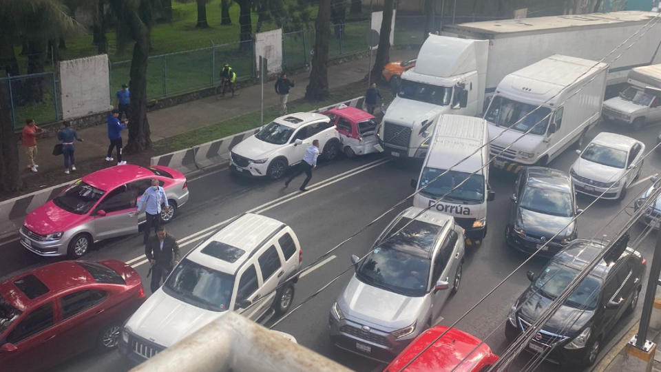 聯結車在馬路上上演硬鑽車縫的瘋狂戲碼。（圖片來源/ 擷取自Yamile Rodríguez Twitter）