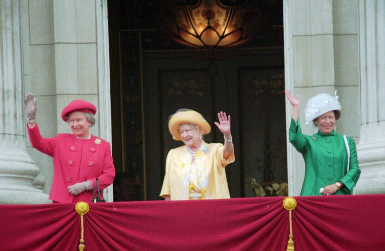 La reina Isabel de Gran Bretaña, la reina madre, flanqueada por sus dos hijas, la reina Isabel II, a la izquierda y la princesa Margarita, aparece en el balcón del Palacio de Buckingham en Londres el lunes 8 de mayo de 1995 para saludar a las multitudes reunidas debajo como parte de las celebraciones conmemorativas del Día VE y el fin de la Segunda Guerra Mundial en Europa