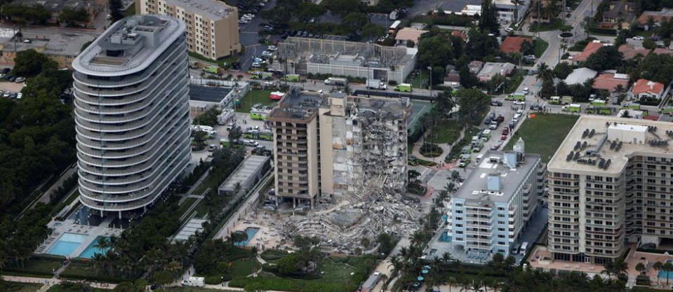 L'effondrement de toute une aile de ce complexe donnant sur l'océan a touché environ 55 appartements.