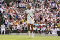 El australiano Nick Kyrgios reacciona tras ganarle un punto al estadounidense Brandon Nakashima en la cuarta ronda de Wimbledon el lunes 4 de julio del 2022. (AP Foto/Alberto Pezzali)