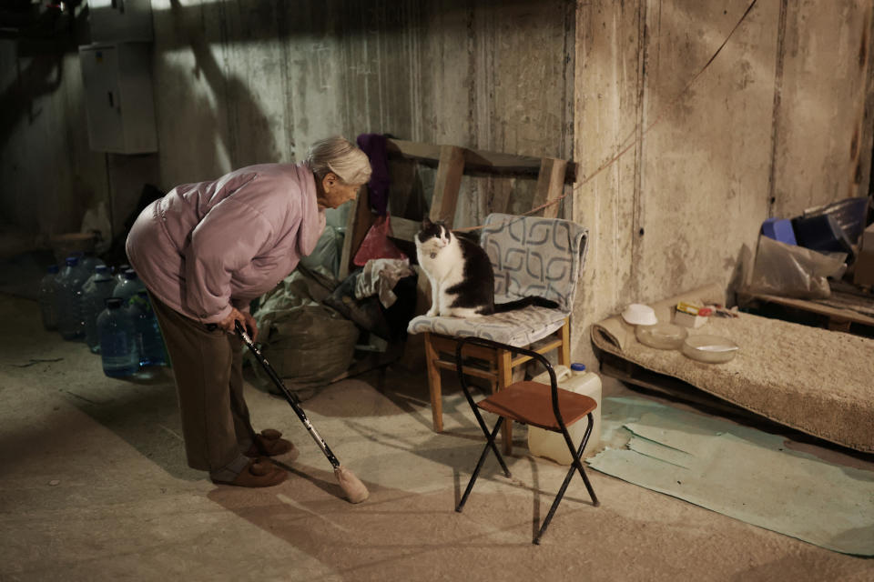 <p>La mujer pasa ahora su tiempo repasando revistas antiguas, colocando fotografías y objetos importantes para ella que pudo sacar de su casa y disfrutando de su gato, al que también se llevó a su refugio. (Foto: Nacho Doce / Reuters).</p> 