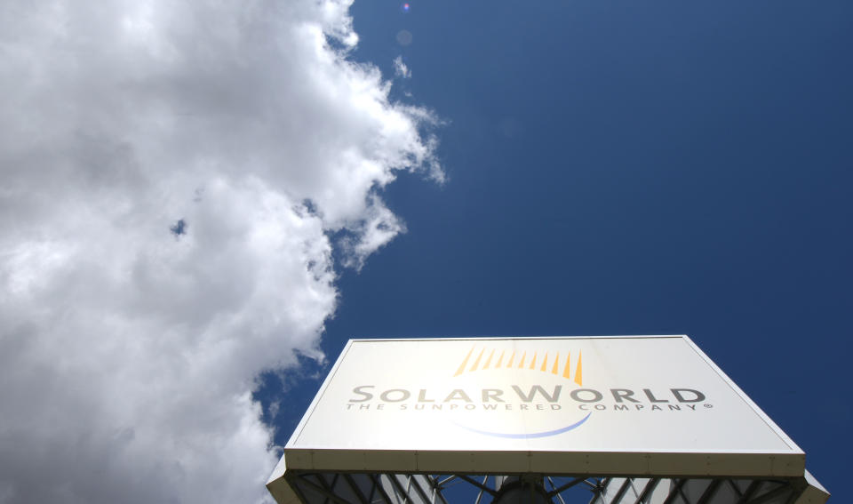 <p>Die Bonner Solarworld AG hatte im Mai dieses Jahres Insolvenz angemeldet. Rund 2000 Arbeitsplätze gingen verloren. Der frühere Finanzvorstand Philipp Koecke übernahm die Tochterfirma Solarparc gemeinsam mit deren Geschäftsführern Peter Schreier und Steffen Schmidt. Im Sommer hatte bereits der Firmengründer Frank Asbeck gemeinsam mit einem Investor aus dem Golfstaat Katar die deutschen Betriebsstätten der insolventen Solarworld AG in Arnstadt und Freiberg gekauft. (Bild: Getty Images) </p>