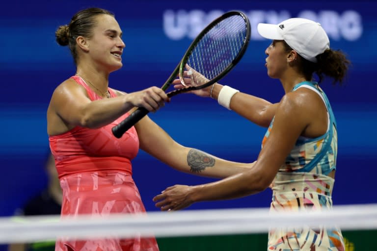 La Bélarusse Aryna Sabalenka vient féliciter l'Américaine Madison Keys vient de battre en demi-finale de l'US Open le 7 septembre à New York (CLIVE BRUNSKILL)