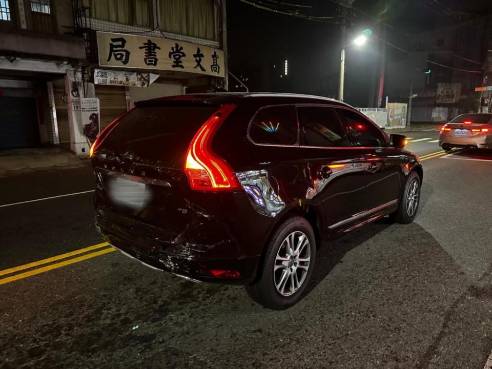 車主表示Volvo僅單邊車燈跟保險桿受損，內鐵是否損傷還有待檢修。(圖片來源/ 翻攝自臉書社團)