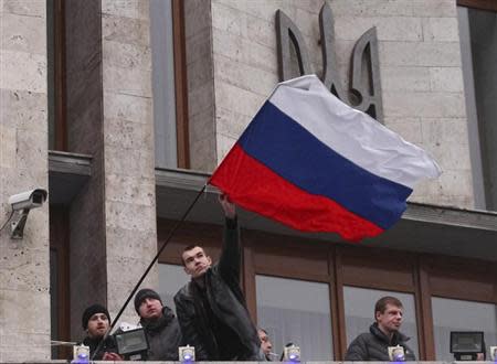 Pro-Russian demonstrators erect a Russian flag outside the regional government building in Donetsk March 5, 2014. REUTERS/Stringer