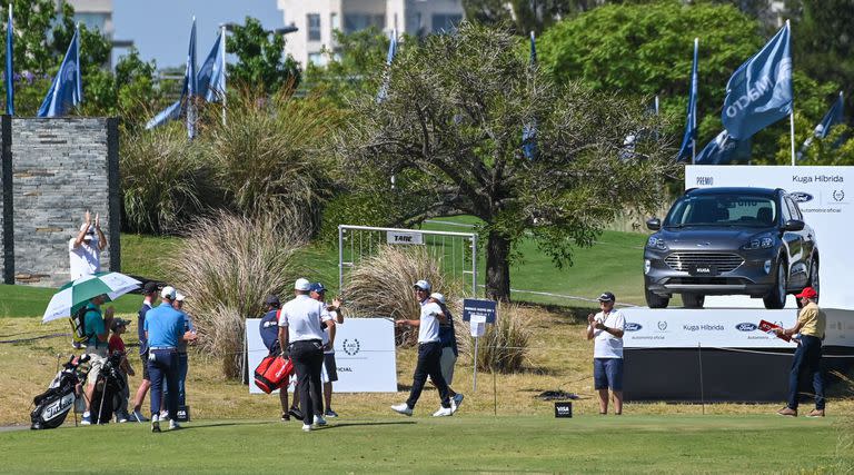 Mauro Báez hizo hoyo en 1 en el par 3 del 16 de Nordelta GC en donde está en juego el Ford Kuga HEV