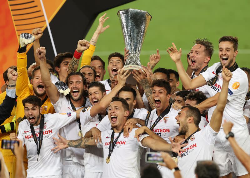 Los jugadores del Sevilla celebran con la copa tras ganar 3-2 la final de la Europa League al Inter de Milán, en el RheinEnergieStadion, Colonia, Alemania