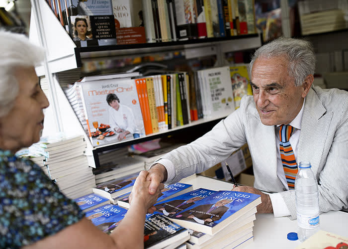 Carrascal en la Feria del Libro con una fan