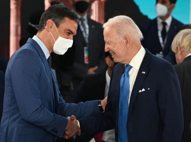 Pedro Sánchez conversa con el presidente de Estados Unidos, Joe Biden durante la cumbre del G20, en octubre de 2021, en Roma (Italia).