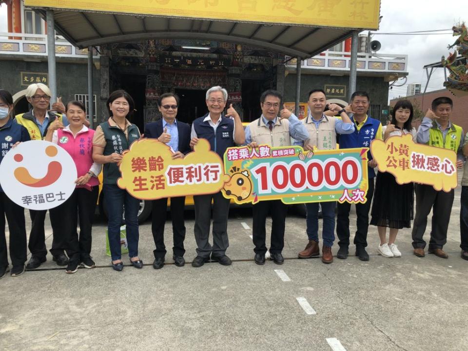 西港小黃公車十八日啟航，地方歡喜喜迎通車，讓民眾行得更方便。(記者盧萍珊攝)