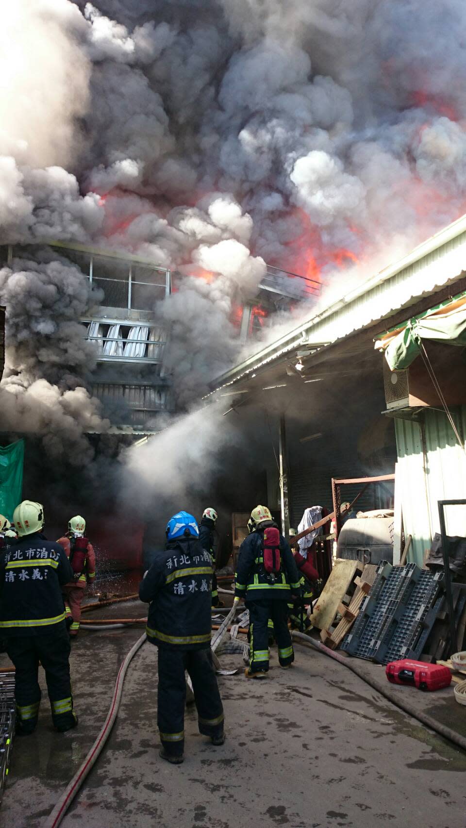 新北市土城區廣興街與廣福街交叉口，一家沙發工廠，20日中午發生火警，熊熊大火與濃煙竄升，遠遠就可以看到。（中央社/市府消防局提供）