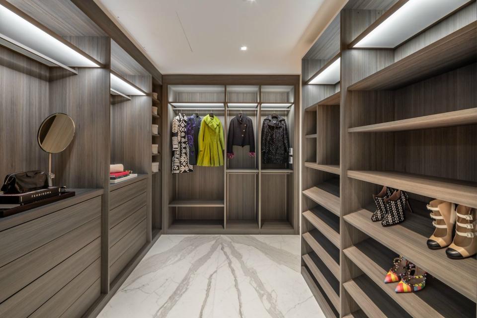 7) The walk-in closet alone is bigger than some apartments.