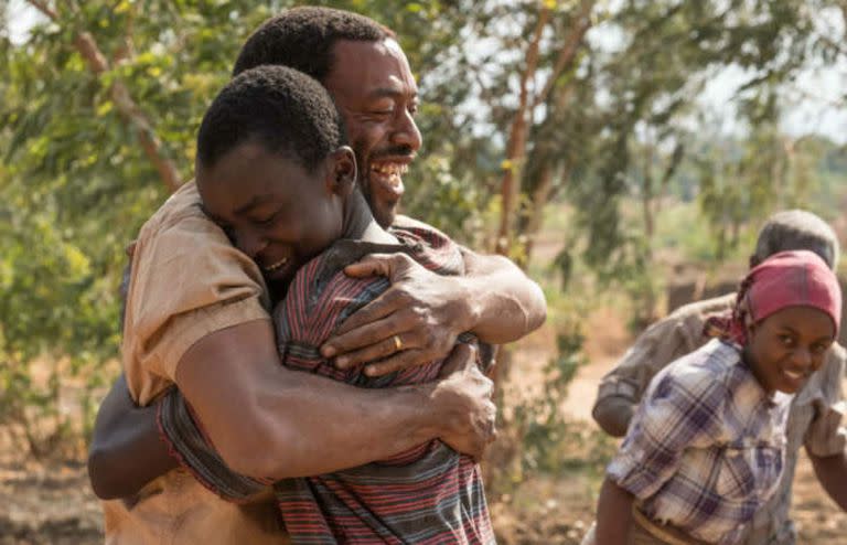 Maxwell Simba y Chiwetel Ejiofor, en los papeles de William y su padre