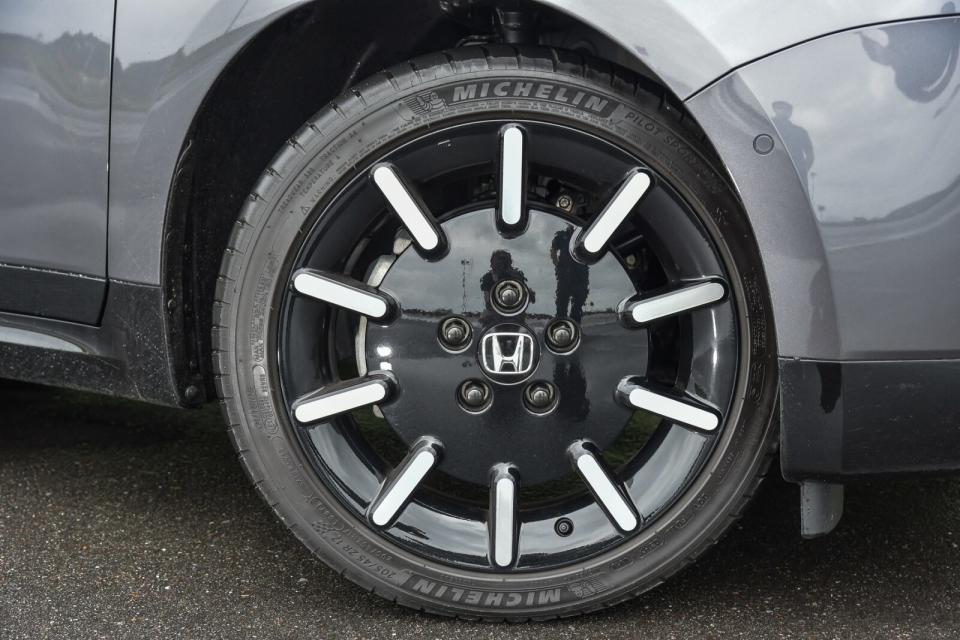造型樣式也相當呆萌可愛的17吋10幅式黑白雙色鋁圈，搭配的是Michelin PS4運動跑胎。