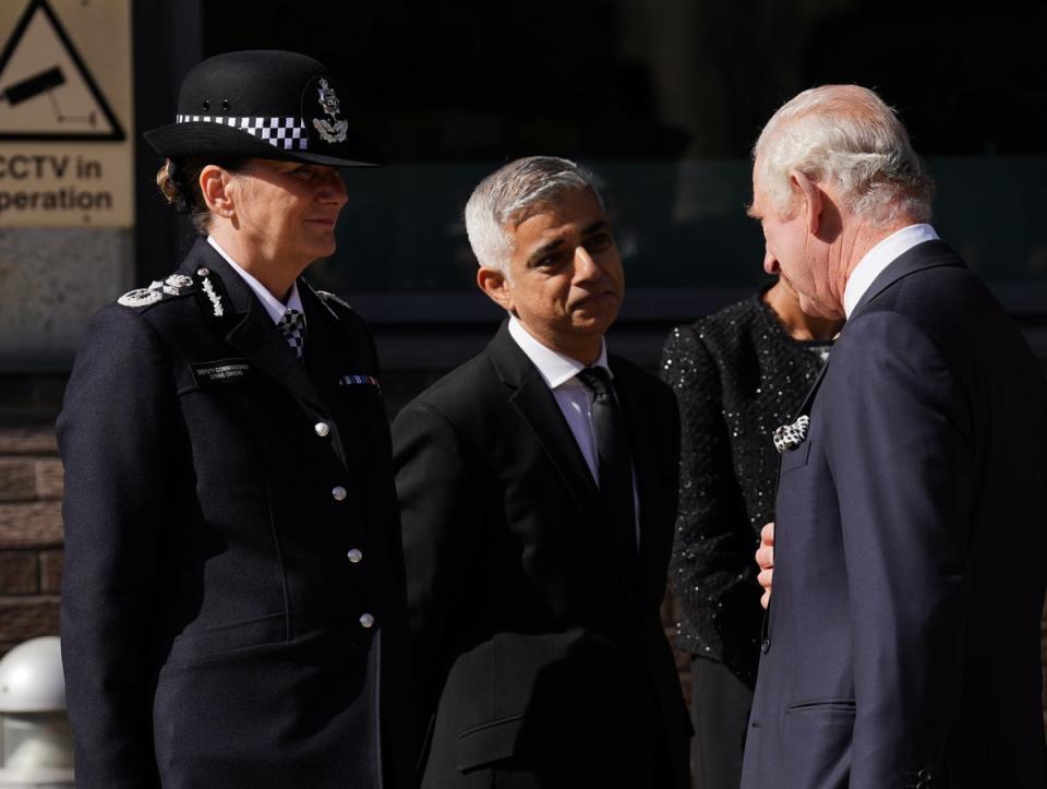 El rey habla con Dame Lynne Owens, la subcomisaria de la Policía Metropolitana y el alcalde de Londres Sadiq Khan (Kirsty O’Connor/PA) (PA Wire)