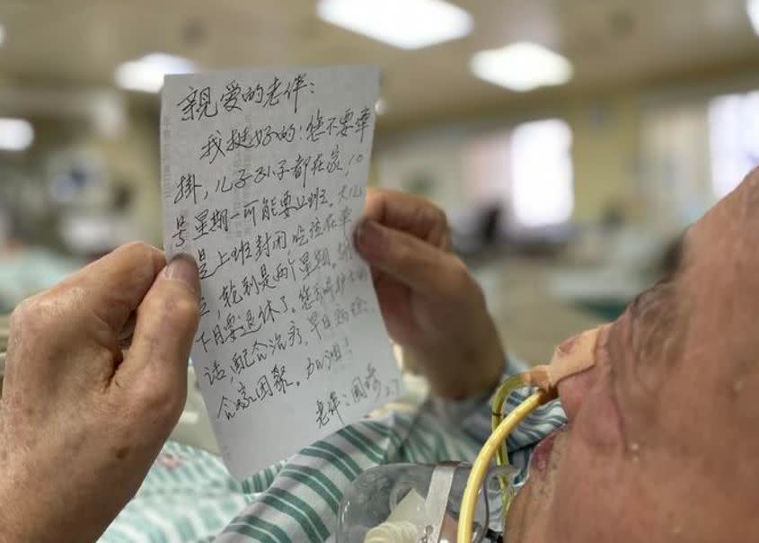 ▲疫情期間禁止探視，奶奶寫了 45 封情書給加護病房的老伴。（圖／翻攝梨視頻）