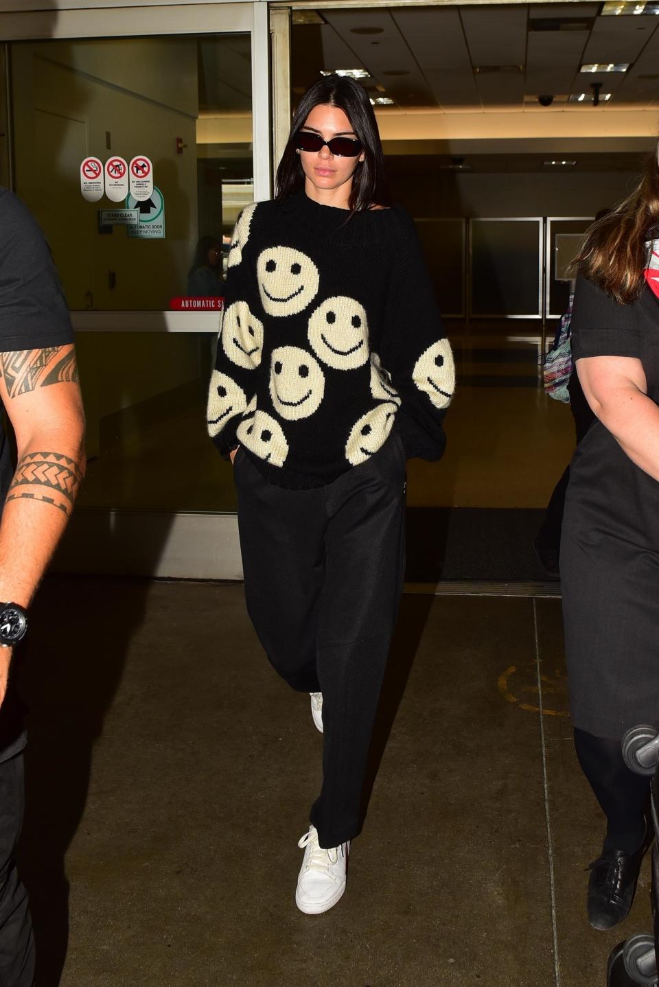 <h1 class="title"><em>EXCLUSIVE</em> Kendall Jenner looks great as she is spotted arriving at LAX in Los Angeles, CA</h1><cite class="credit">Photo: Backgrid</cite>