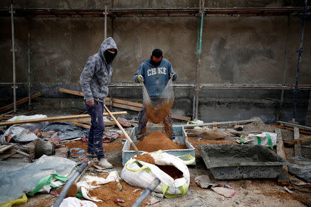 Palestinian construction workers work in a site at the industrial area of the Israeli settlement of Misho Edumim, in the occupied West Bank December 24, 2016. REUTERS/Amir Cohen