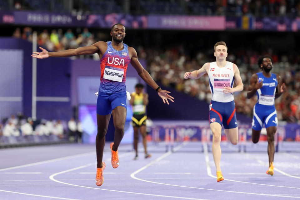 PARIS, PRANCIS - 09 AGUSTUS: Rai Benjamin dari Tim Amerika Serikat merayakan kemenangannya atas medali emas dalam Final Lari Gawang 400m Putra pada hari keempat belas Olimpiade Paris 2024 di Stade de France pada 09 Agustus 2024 di Paris, Prancis. (Foto oleh Hannah Peters/Getty Images)