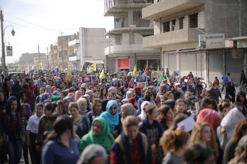 Des manifestants kurdes protestent contre le déploiement des forces turques à Afrin. L'exécutif de la ville d'Afrin, dont le centre est tombé dimanche entre les mains de l'armée turque et de ses alliés, a annoncé que le conflit avec Ankara venait d'entrer dans une nouvelle phase et promis que les combattants kurdes deviendraient un "cauchemar" pour la Turquie. /Photo prise le 18 mars 2018/REUTERS/Rodi Said