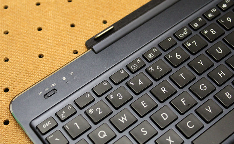 The keyboard dock needs to be charged from time to time. Fortunately, there's a battery indicator to warn you when it's running out of juice. Looking at the hinge, we can see one of the strong magnets used to secure the tablet display to the keyboard dock.