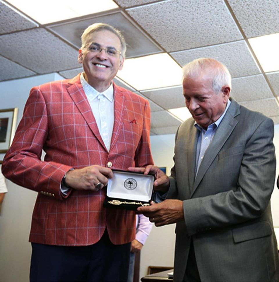 El periodista Oscar Haza recibe las llaves de la ciudad de Miami de manos del alcalde Tomás Regalado, en junio de 2017.