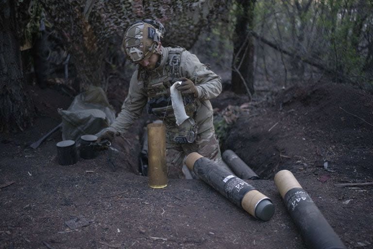 Un soldado ucraniano de la brigada Azov, en dirección a Kreminna, región de Donetsk. (AP/Alex Babenko)