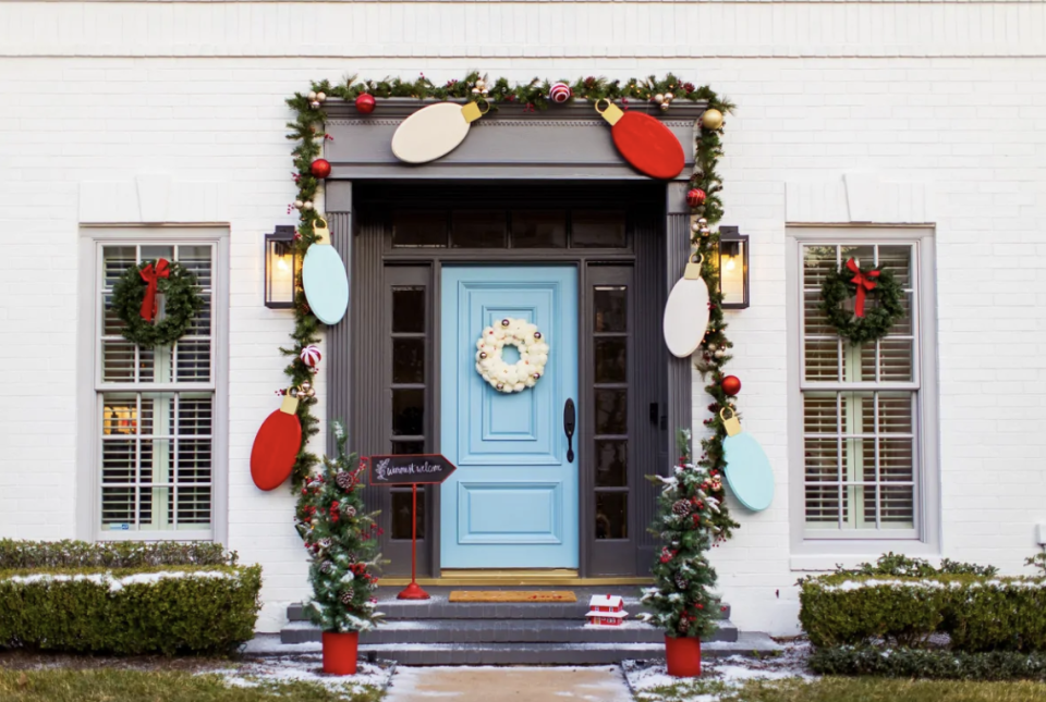 29 Best Christmas Porch Ideas to to Impress Your Neighbors and Holiday Guests