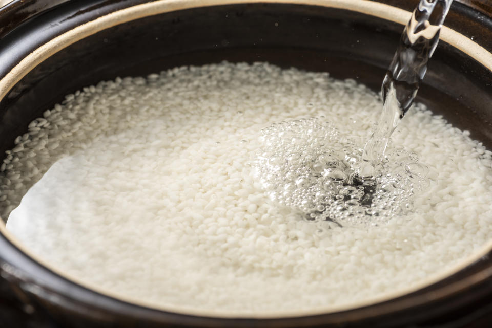 很多人都不知道煮飯前要先「泡米」，如果是用電鍋煮飯的人可以先將生米放入常溫水浸泡30分鐘左右，讓生米吸收多一點水分，可以使煮飯後的米粒更加顆粒分明又飽滿。