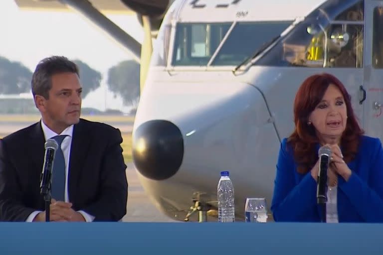 El ministro de Economía y candidato a presidente de Unión por la Patria, Sergio Massa, junto a la vicepresidenta, Cristina Kirchner