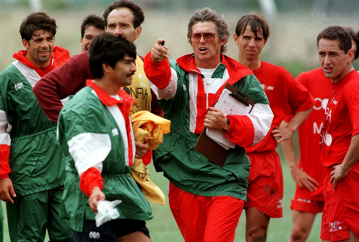 Bora Milutinovic durante un entrenamiento con la Selección Mexicana en 1997, en su segunda etapa. (ANTONIO SCORZA/AFP via Getty Images)