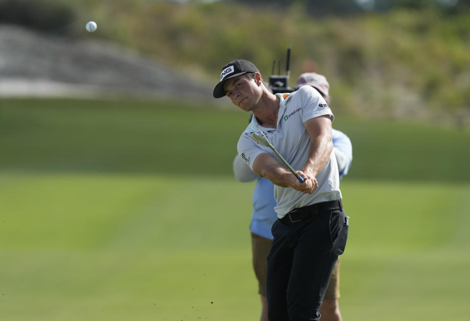 Viktor Hovland, of Norway, chips onto the third green during the final round of the Hero World Challenge PGA Tour at the Albany Golf Club, in New Providence, Bahamas, Sunday, Dec. 4, 2022. (AP Photo/Fernando Llano)