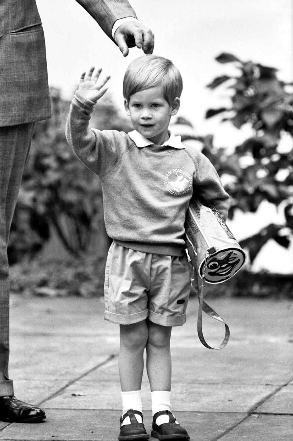 Völlig selbstbewusst lächelte Prinz Harry im September 1987 noch einmal den Fotografen zu, bevor er zum ersten Mal in der Mrs Mynors Nursery School im edlen Londoner Stadtteil Notting Hill verschwand. Papa Prinz Charles hält schützend die Hand über seinen Jüngsten und streichelt ihm noch einmal über die Haare.