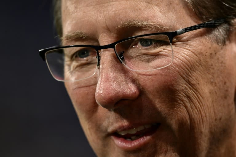 El empresario estadounidense John Textor durante la sesión de entrenamiento previa al partido de fútbol de la L1 francesa entre el Olympique de Lyon y el Le Havre AC, en el Groupama Stadium de Decines-Charpieu, en el centro-este de Francia, el 17 de septiembre de 2023. (JEFF PACHOUD)