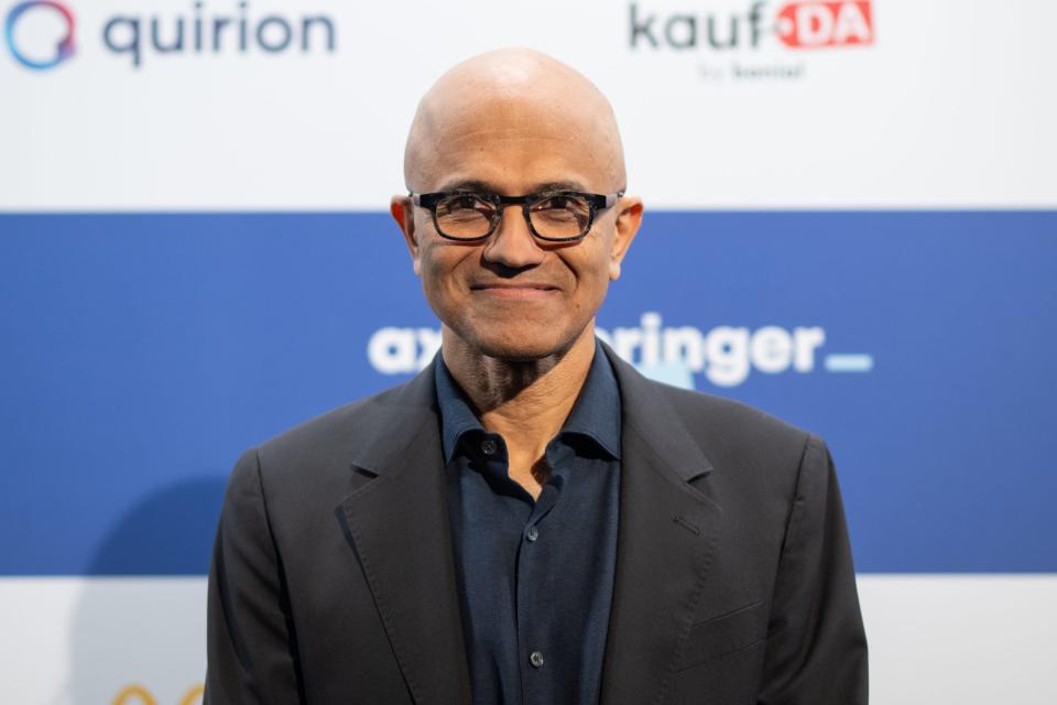 Satya Nadella, Vorstandsvorsitzender von Microsoft, steht vor der Preisverleihung des Axel Springer Awards an ihn auf dem Roten Teppich. - Copyright: picture alliance/dpa | Sebastian Gollnow