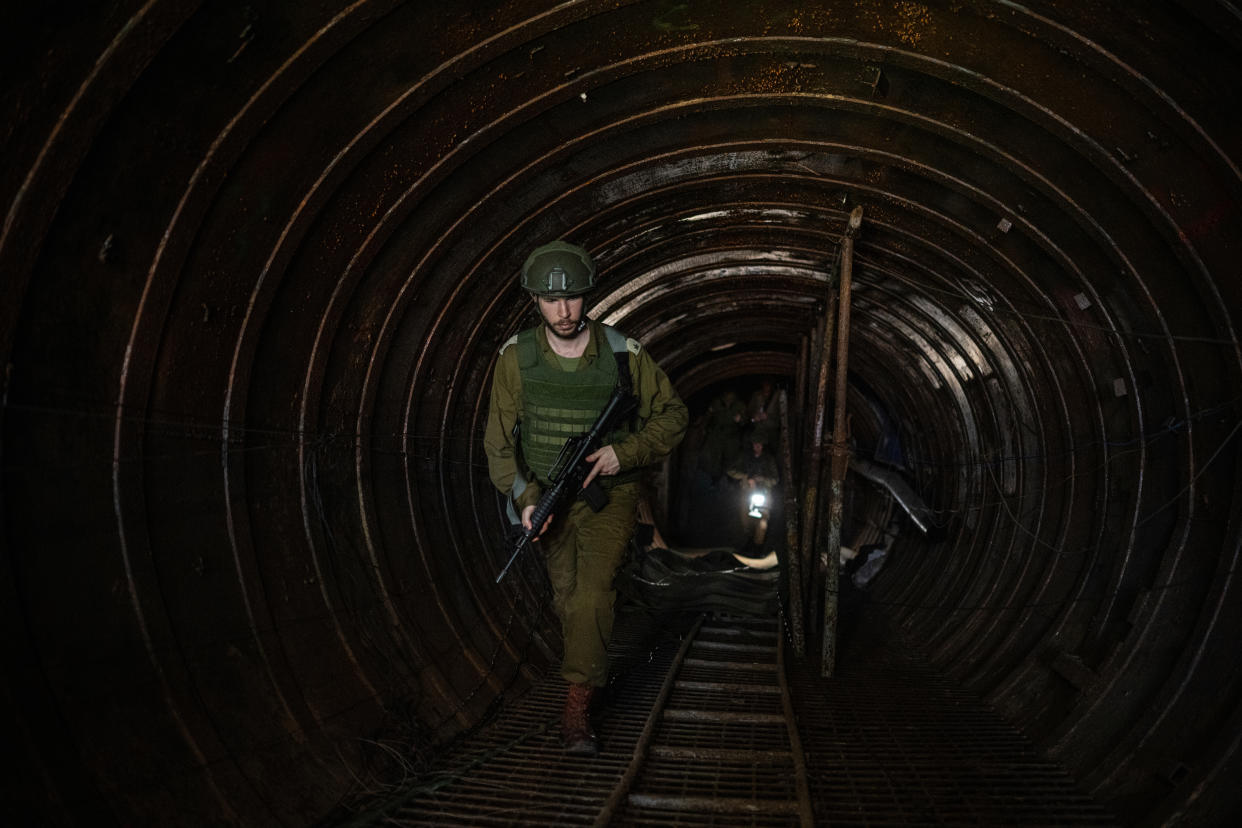 Bosquejo de un túnel que los soldados israelíes dibujaron en el muro del hogar de una familia palestina, donde encontraron un túnel, durante un recorrido para periodistas escoltado por militares israelíes  en el centro de la Franja de Gaza, el 8 de enero de 2024. (Avishag Shaar-Yashuv/The New York Times).