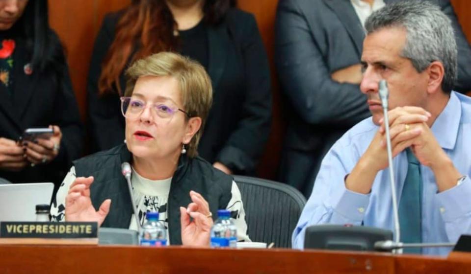 Gloria Inés Ramírez, ministra de Trabajo, y Luis Fernando Velasco, ministro del Interior, durante un debate de la reforma pensional de Petro.