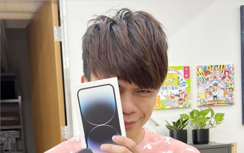 ▲蔡阿嘎已搶先拿到iPhone 14 Pro，透露自己會拍攝開箱實測影片。（圖／翻攝自蔡阿嘎臉書）