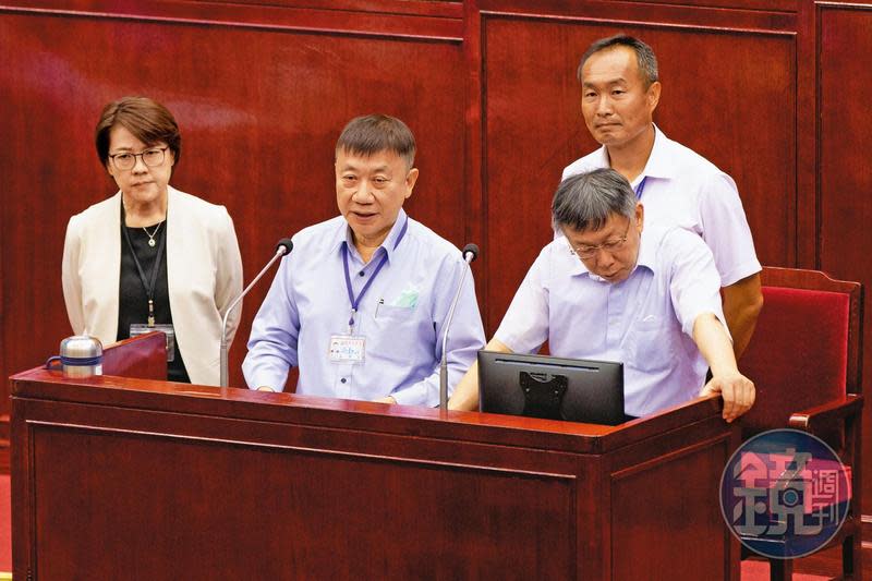 台北市體育局長李再立（後排右）曾被藍綠議員指控，涉嫌替廠商開方便之門。