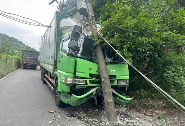 ▲羅姓司機疑似忘記拉手煞車，導致大貨車撞斷電桿。（圖／翻攝畫面）