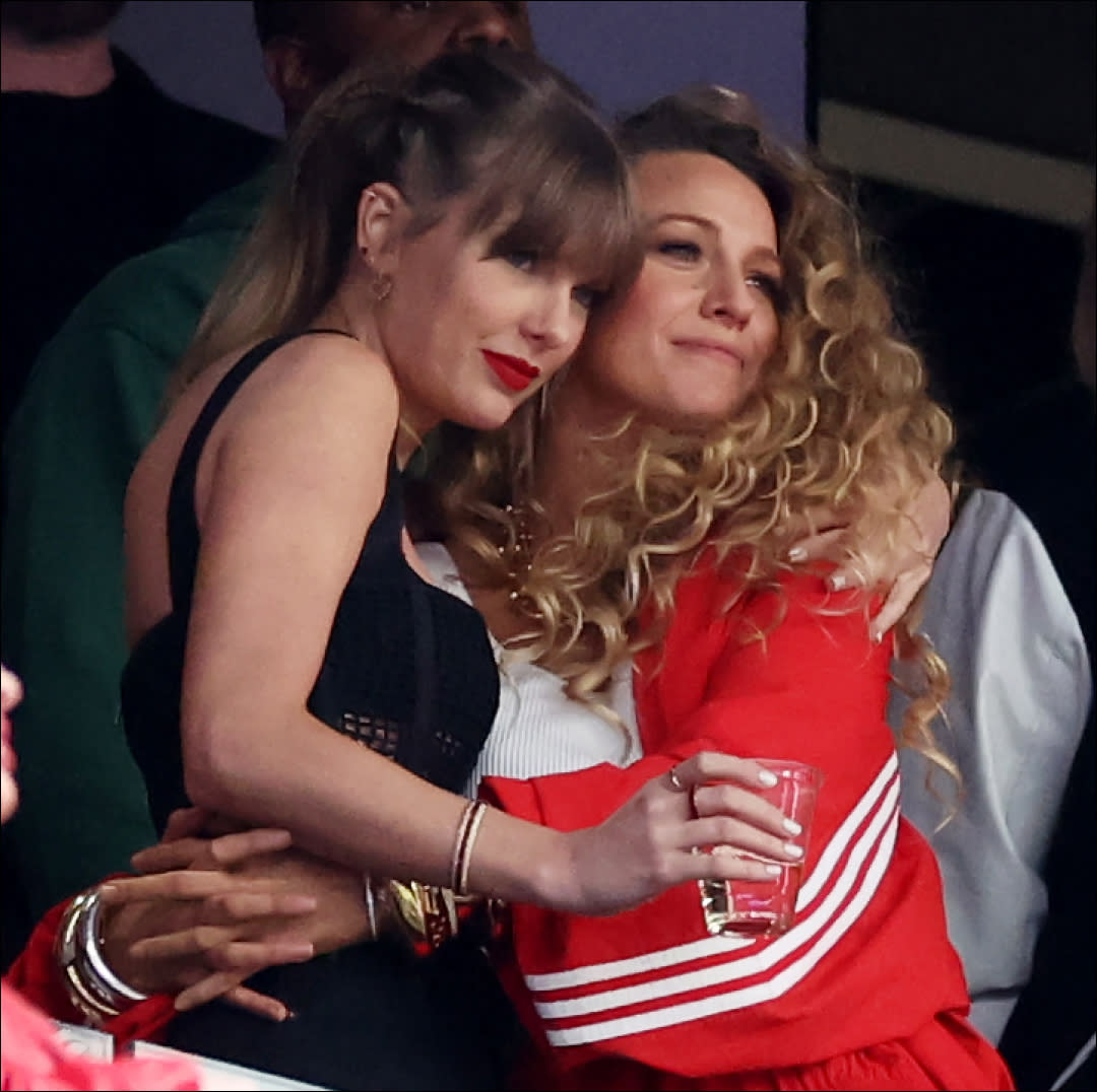  Taylor and Blake at the Super Bowl. 