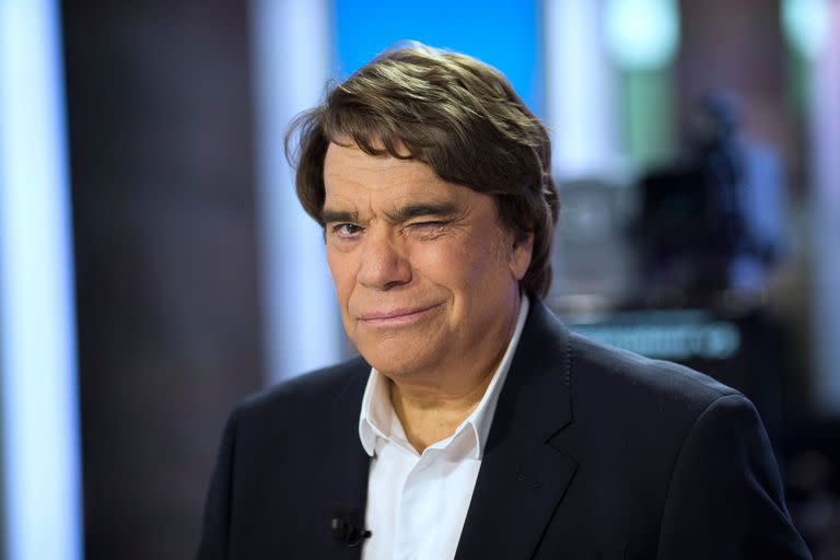 Bernard Tapie hace un guiño mientras asiste al noticiero vespertino del canal francés France 2 en Boulogne-Billancourt, en las afueras de París.