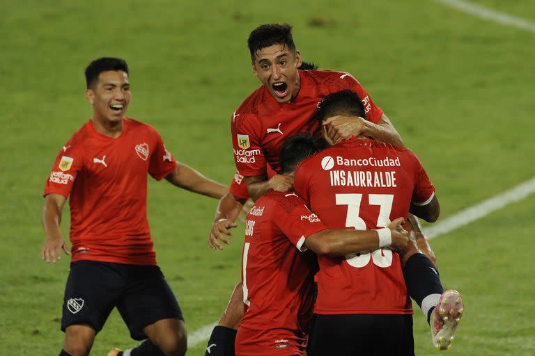 Silvio Romero festeja su gol a Gimnasia.