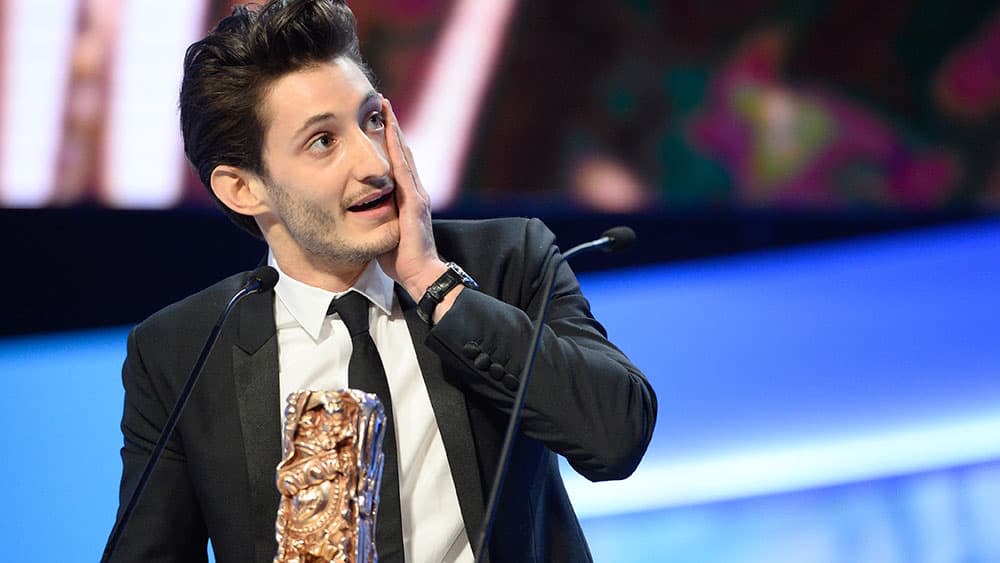 Pierre Niney, recevant le César pour son rôle dans Saint Laurent, en 2015. - Bertrand Guay - AFP