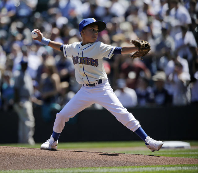 Felix Hernandez celebrated Father's Day by catching a first pitch from his  son