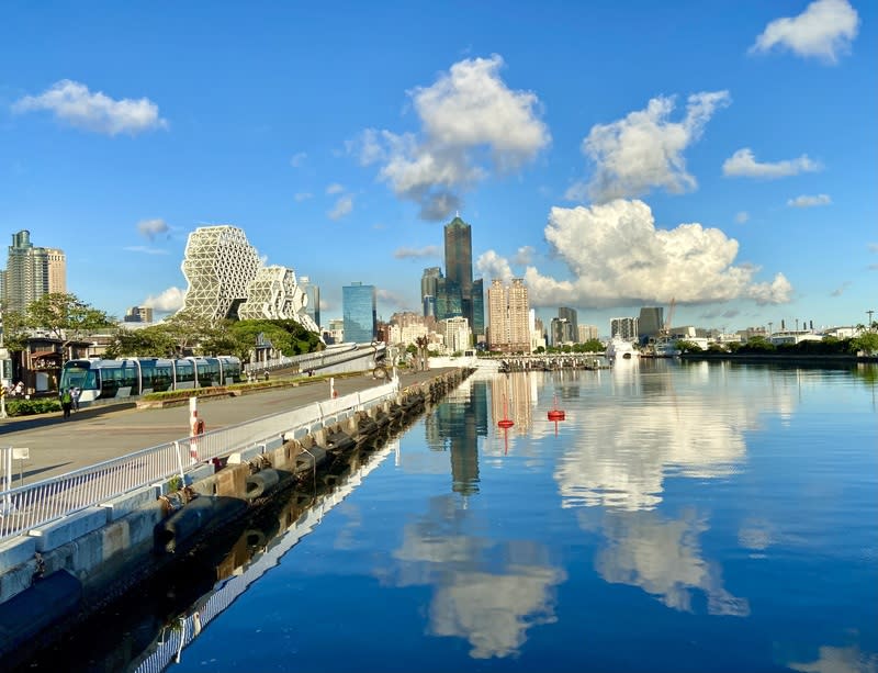 高雄晴朗炎熱  大港橋畔藍天白雲 中央氣象署10日發布高溫資訊，其中高雄市地區為黃 色燈號，預估高溫達攝氏36度以上，提醒民眾外出留 意慎防熱傷害。圖為高雄市區午後天氣晴朗炎熱，知 名景點大港橋一帶藍天白雲、風景如畫。 中央社記者董俊志攝  113年7月10日 