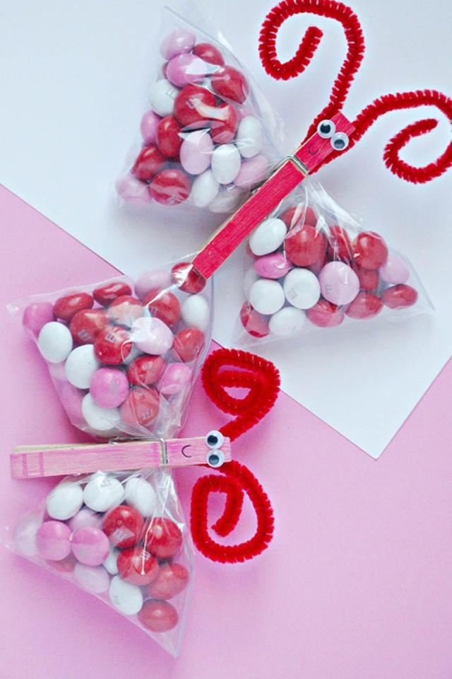 How to Make a Valentine Garland of Hearts - Valentine's Day Crafts - Aunt  Annie's Crafts