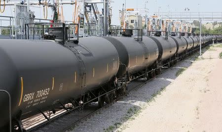 A crude oil train moves past the loading rack at the Eighty-Eight Oil LLC's transloading facility in Ft. Laramie, Wyoming July 15, 2014. REUTERS/Rick Wilking